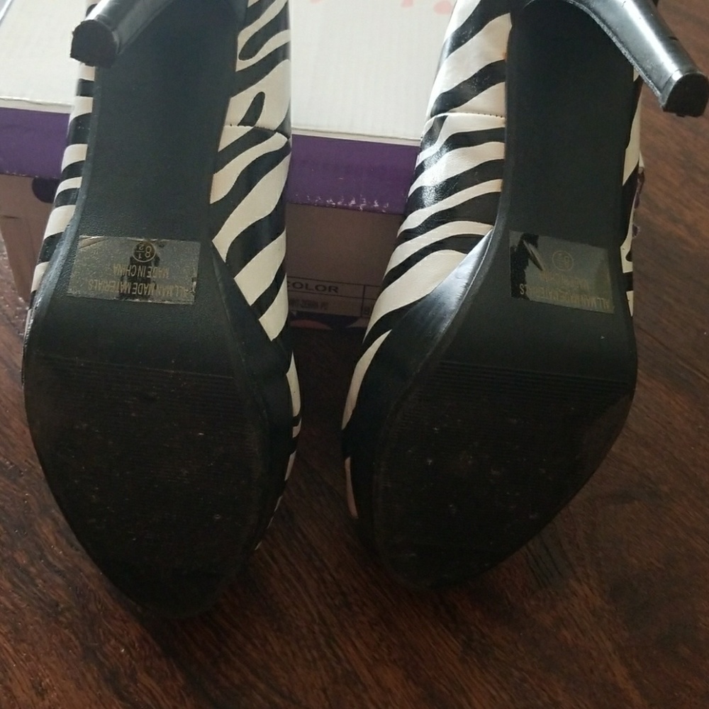 Shoes - Picture 3 of 4